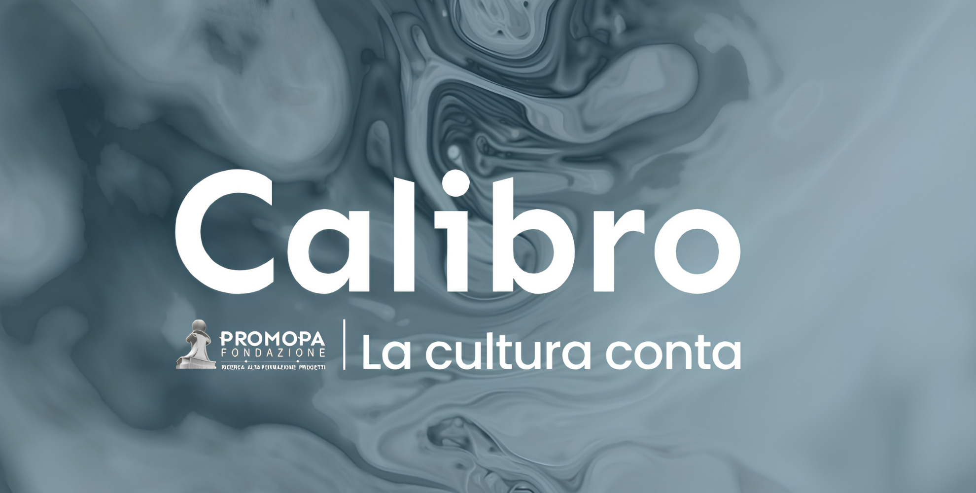 Grafica su fondo astratto grigio-azzurro con la scritta “Calibro – La cultura conta” e il logo di Promo PA Fondazione.